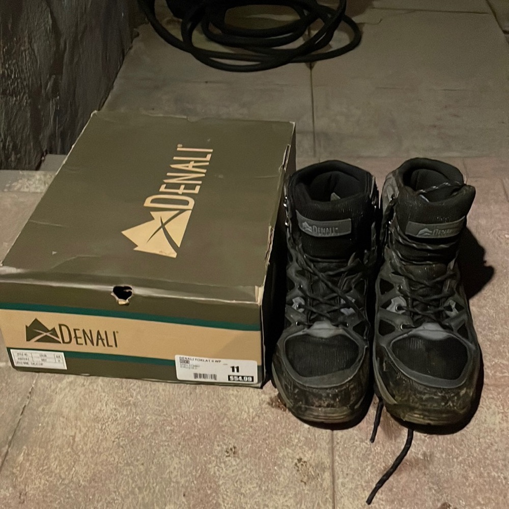 Denali pre-owned Mens Size 11 Hiking Boots w/ box